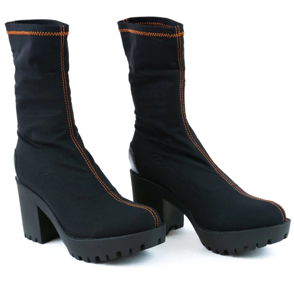 ISO Hot Lava Runners Boot Size 9